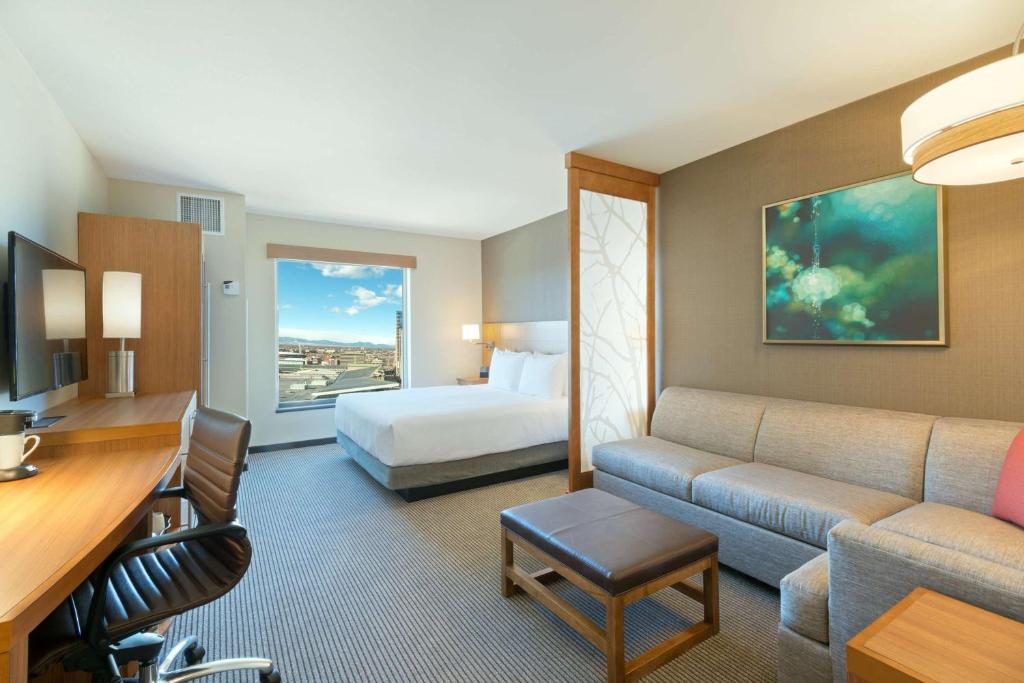 Hyatt Place Denver Downtown Room with bed and desk