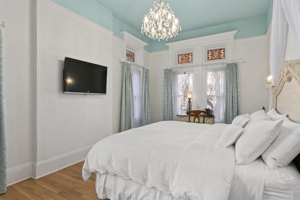Patterson Inn Room with bed and TV