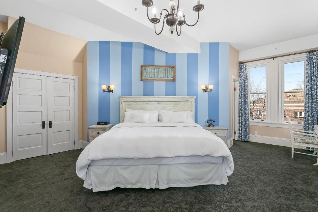 Patterson Inn Room with a large double bed