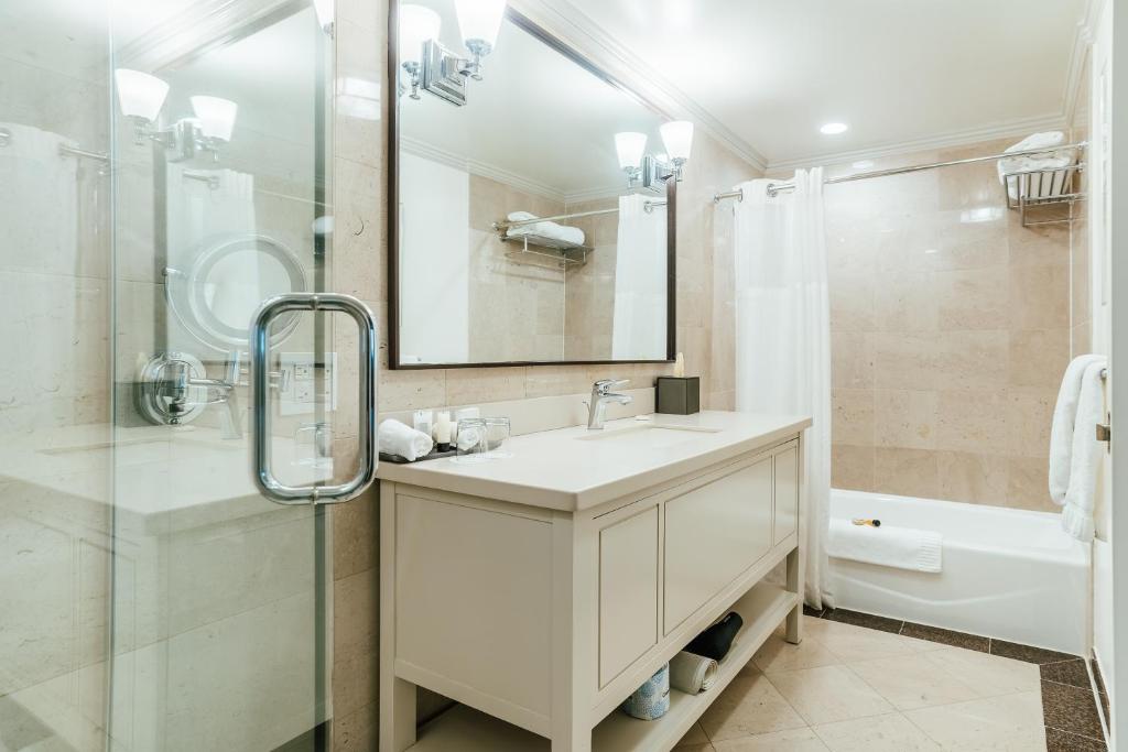 Warwick Denver Bright bathroom