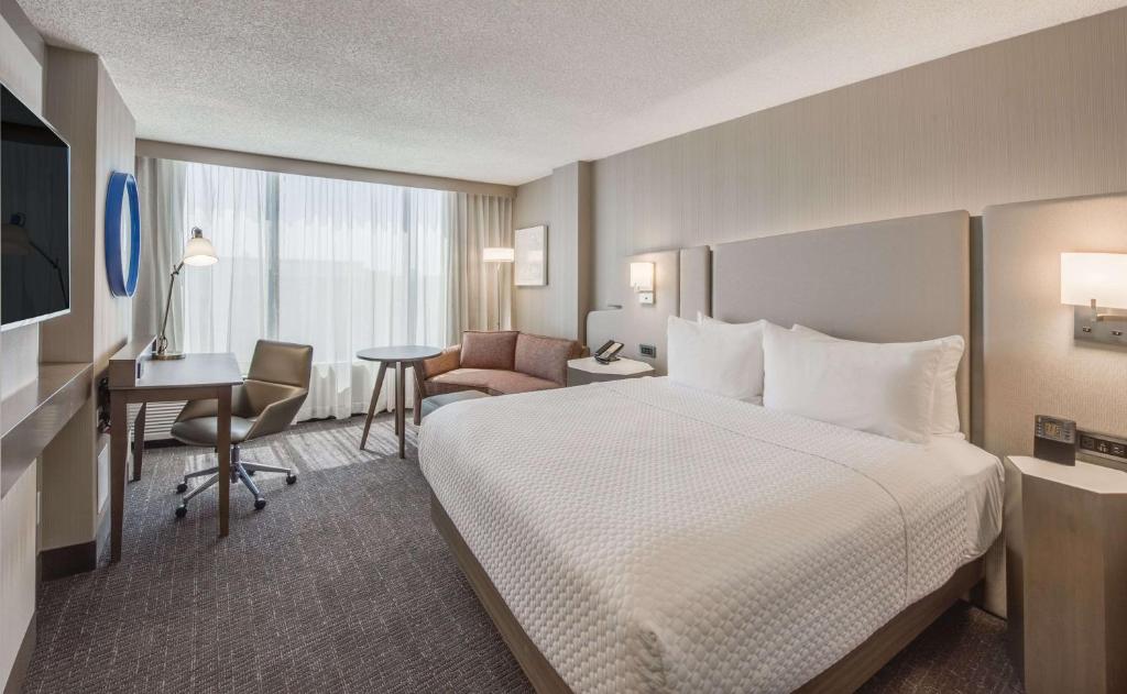 Sonesta Denver Downtown Room with a large double bed