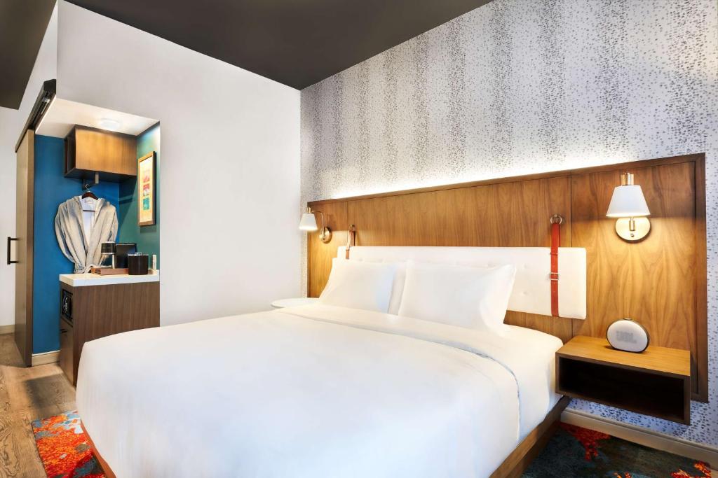 Hyatt Centric Downtown Denver Room with a large double bed