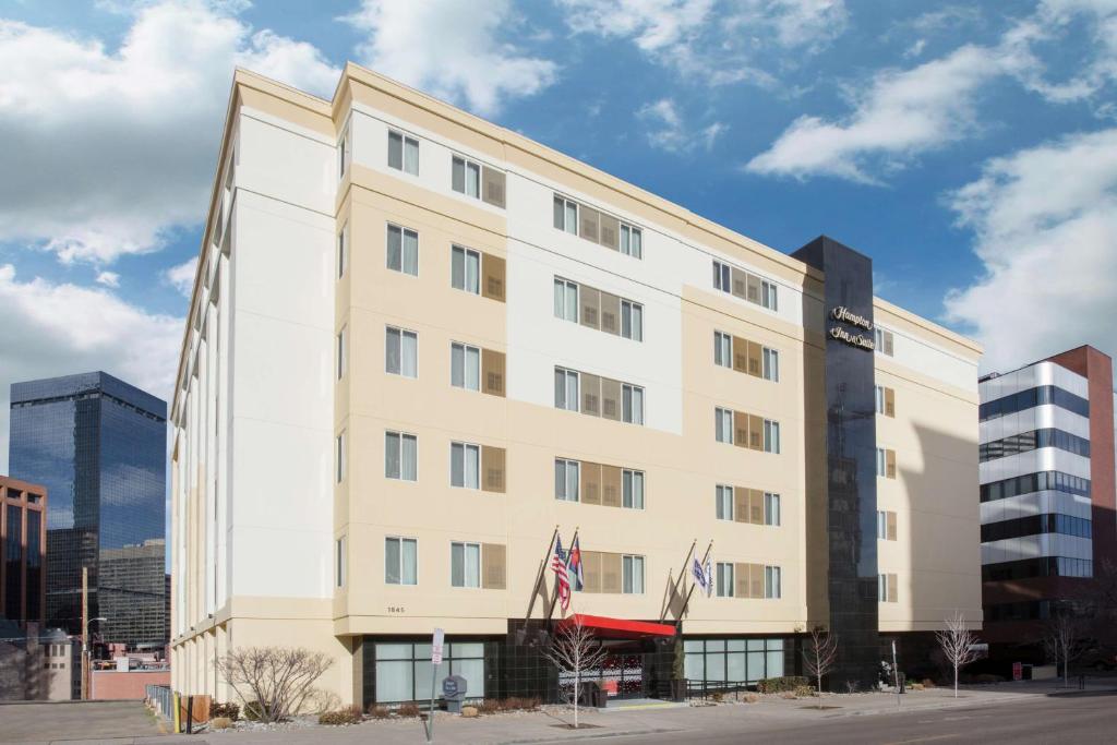 Hampton Inn & Suites Denver-Downtown Hotel facade