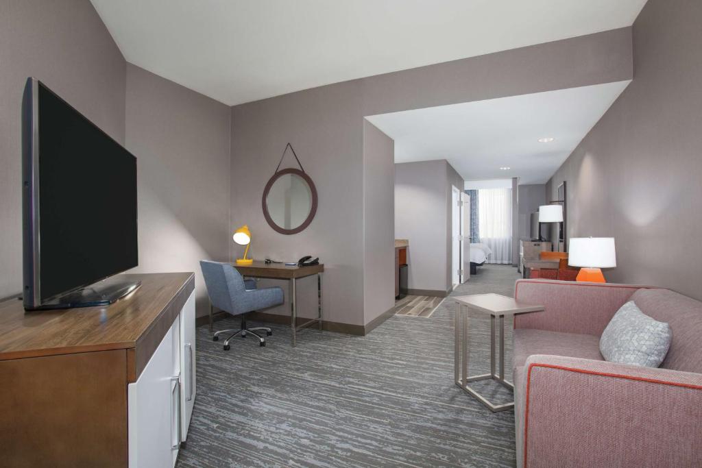 Hampton Inn & Suites Denver-Downtown Red sofa next to the TV