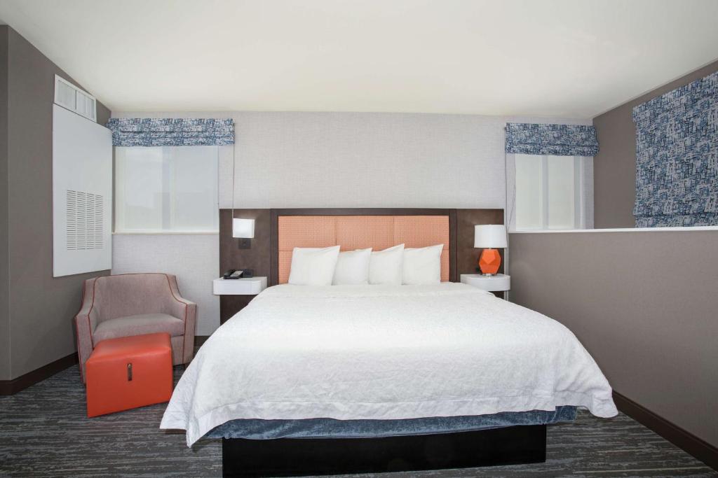 Hampton Inn & Suites Denver-Downtown Large double bed